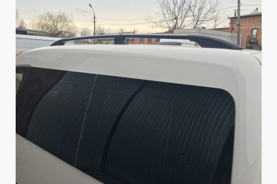 Volkswagen Caddy 2004–2010 Črni strešni relingi Maxi, plastične nogice Fotografija 3
