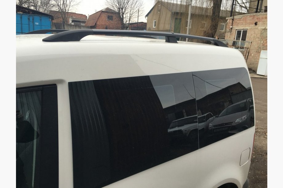 Volkswagen Caddy 2004–2010 Črni strešni relingi Maxi, plastične nogice Fotografija 6