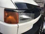 Volkswagen T4 Caravelle/Multivan 1990–2003 Veke za žaromete – poševen pokrov motorja (2 kos) Sijajno črna fotografija 2
