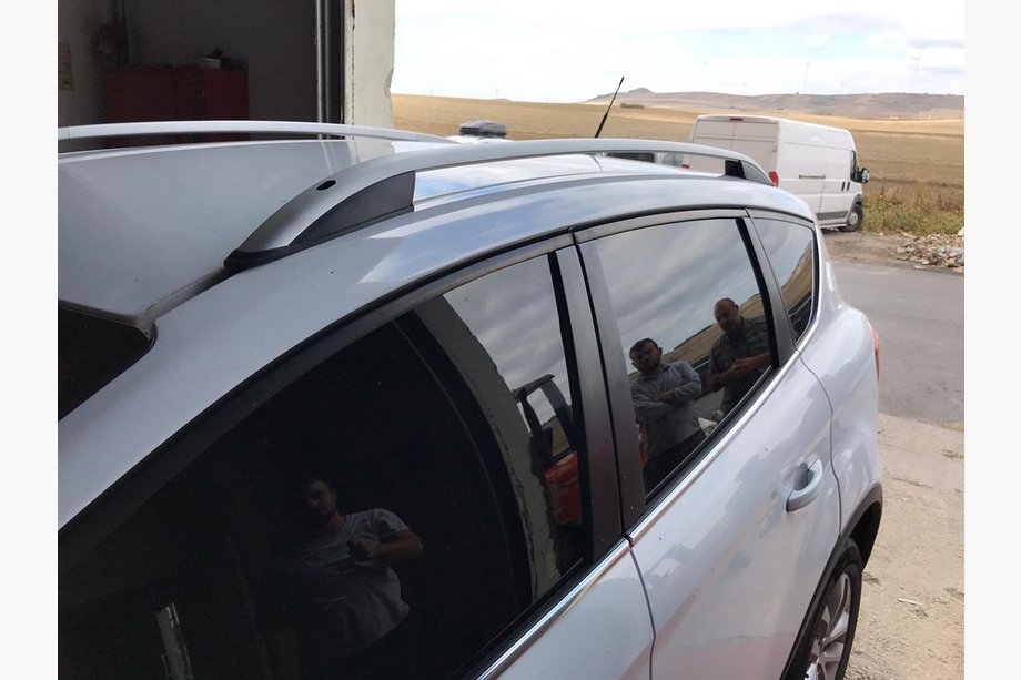 Ford Kuga 2008–2013 Strešne sani Skyport (sive) Image