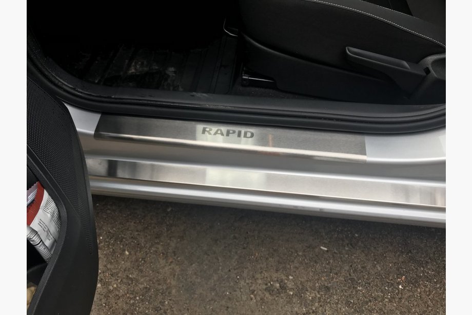 Skoda Rapid 2012–2019 Kromirane obloge pragov Натанико (8 kos, nerjaveče jeklo) Standard – lepilni trak Lohmann, 0,5 mm Image