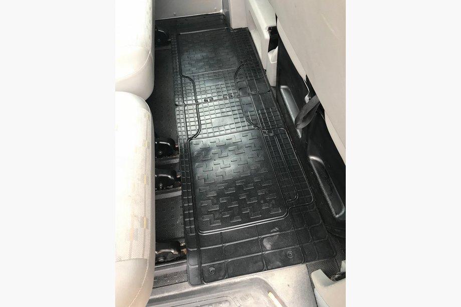 Volkswagen T5 Caravelle 2004–2010 Zadnji talni tepihi (2 kos, Polytep) Fotografija 1