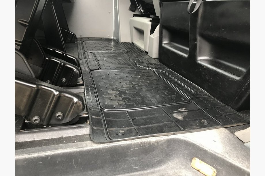 Volkswagen T5 2010–2015 Zadnji talni tepihi (2 kos, Polytep) Image