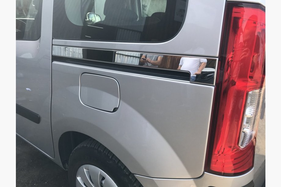 Renault Kangoo 2008–2020 Okrasna letev pod drsnimi vrati (2 kos, nerjavno jeklo) Image