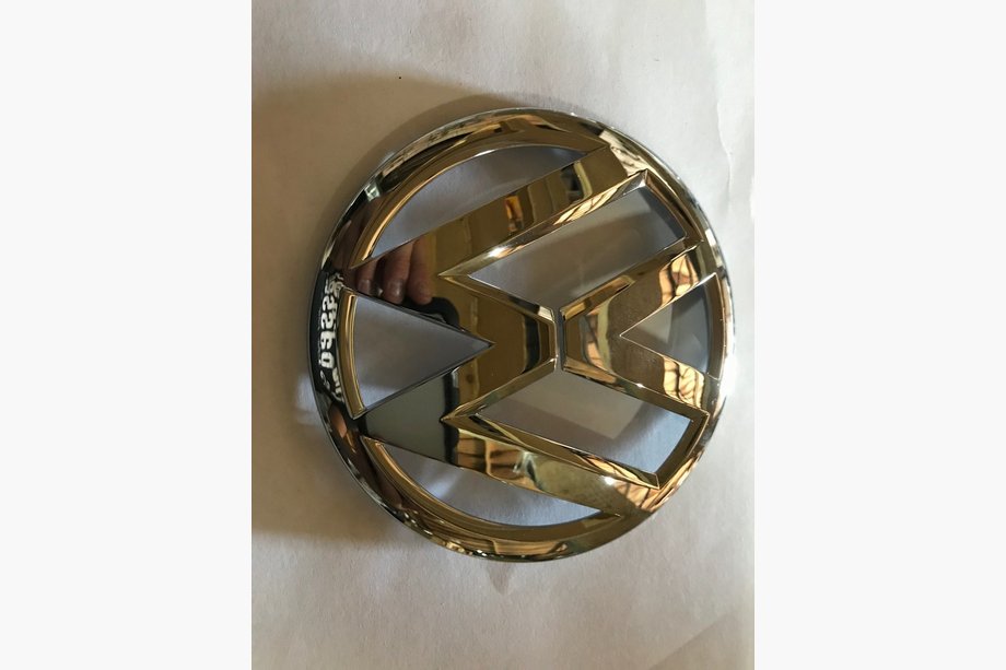 Volkswagen Passat B8 2015–2023 Sprednji emblem (zgornji del, original) Image