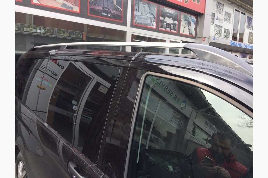 Mercedes Viano 2004–2014 Kromirane strešne sani ELITE (plastična noga) Kratka medosna razdalja (Short, Compact) Image
