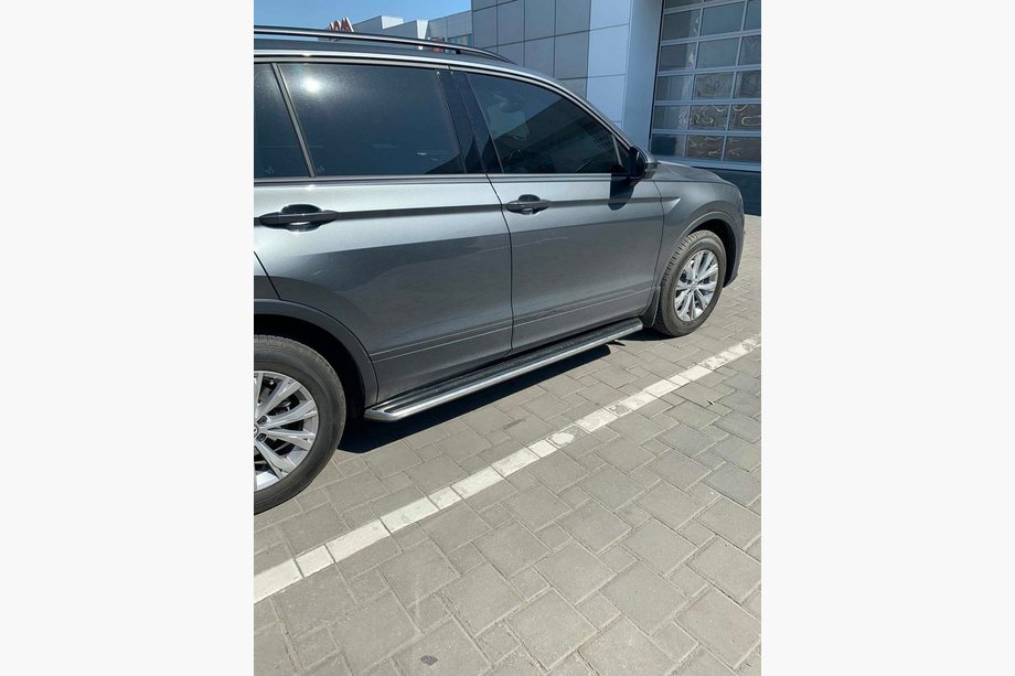 Volkswagen Tiguan 2016–2023 OEM bočne stopnice za standardno različico (2 kosa, aluminij) Image