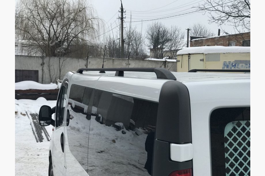 Renault Trafic 2001–2015 Črne strešne vzdolžne letve Kratka, plastične noge Image