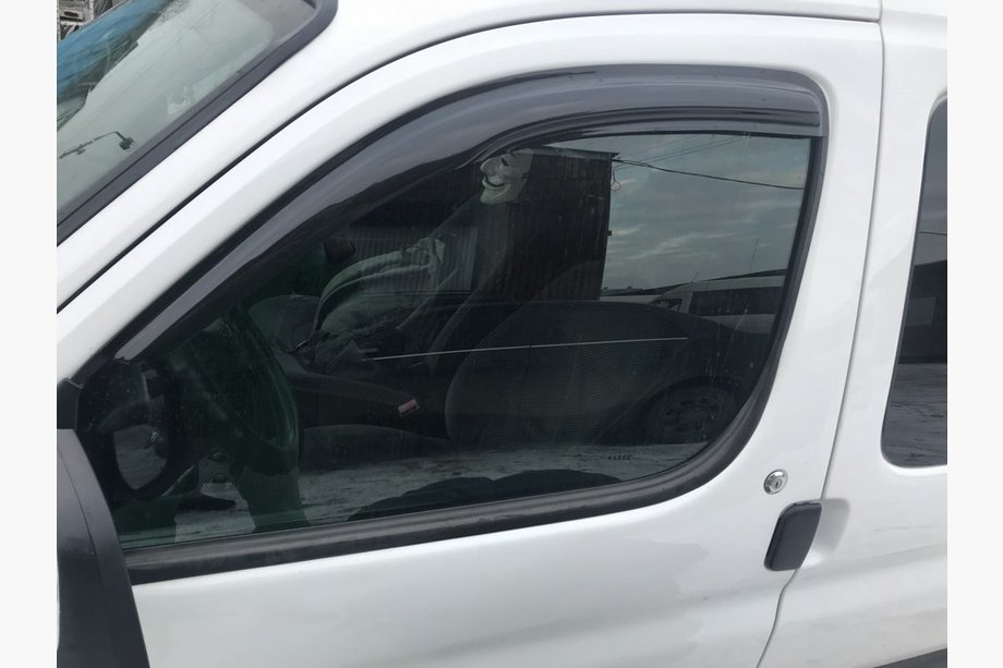 Peugeot Partner 1996–2008 Črni vetrni deflektorji za okna (2 kos, DDU-Aomis) Image