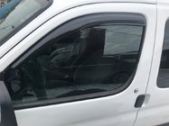 Peugeot Partner 1996–2008 Črni vetrni deflektorji za okna (2 kos, DDU-Aomis) fotografija 1