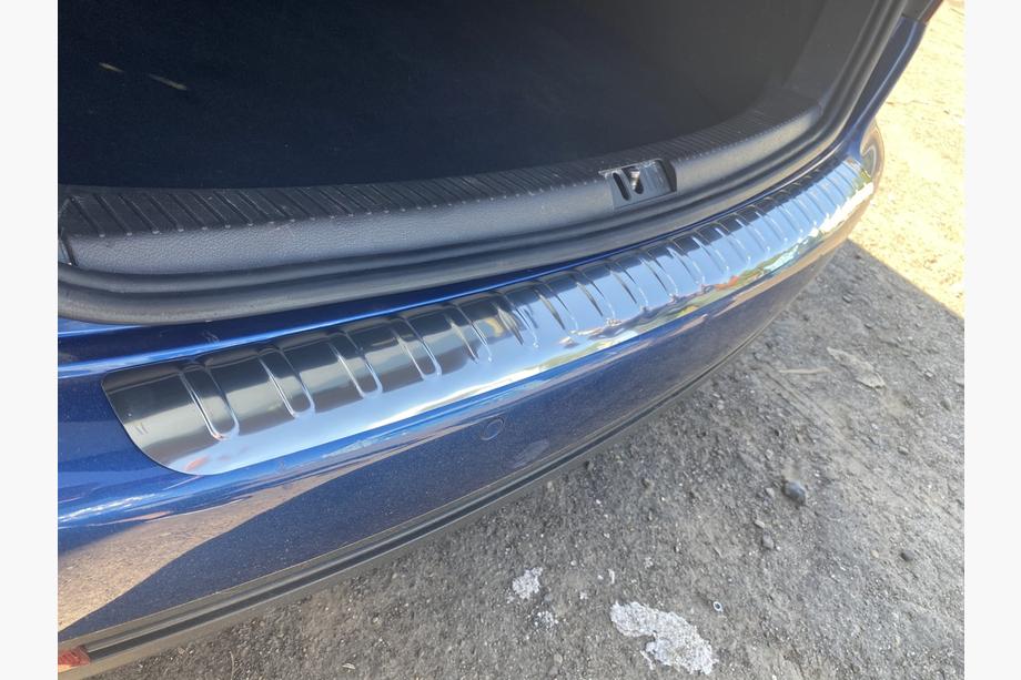 Volkswagen Touran 2003–2010 Zaščitna letev zadnjega odbijača Carmos (nerjavno jeklo) Fotografija 1