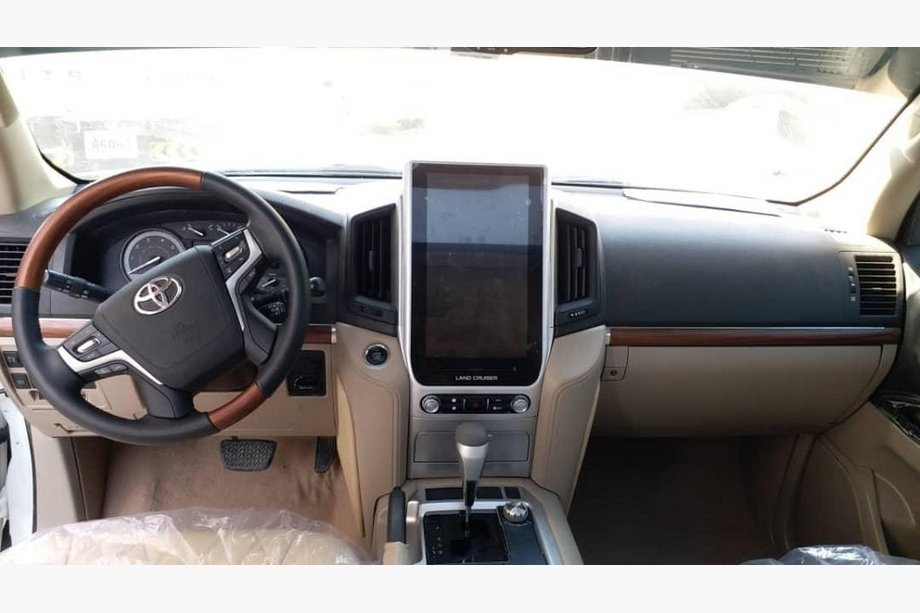 Toyota Land Cruiser 200 2007–2021 Multimedijska enota 2015+ (Tesla dizajn, 16 palcev) Fotografija 2