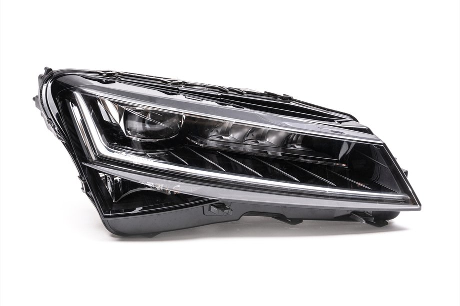 Skoda Superb 2015–2024 Sprednji žaromet Matrix (desni, original, rabljen) Image