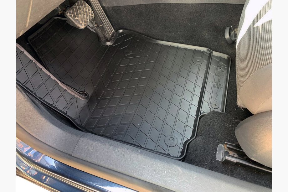Volkswagen Golf 5 2003–2009 Gumijasti tepihi za potniški prostor (4 kosi, Stingray Premium) Image