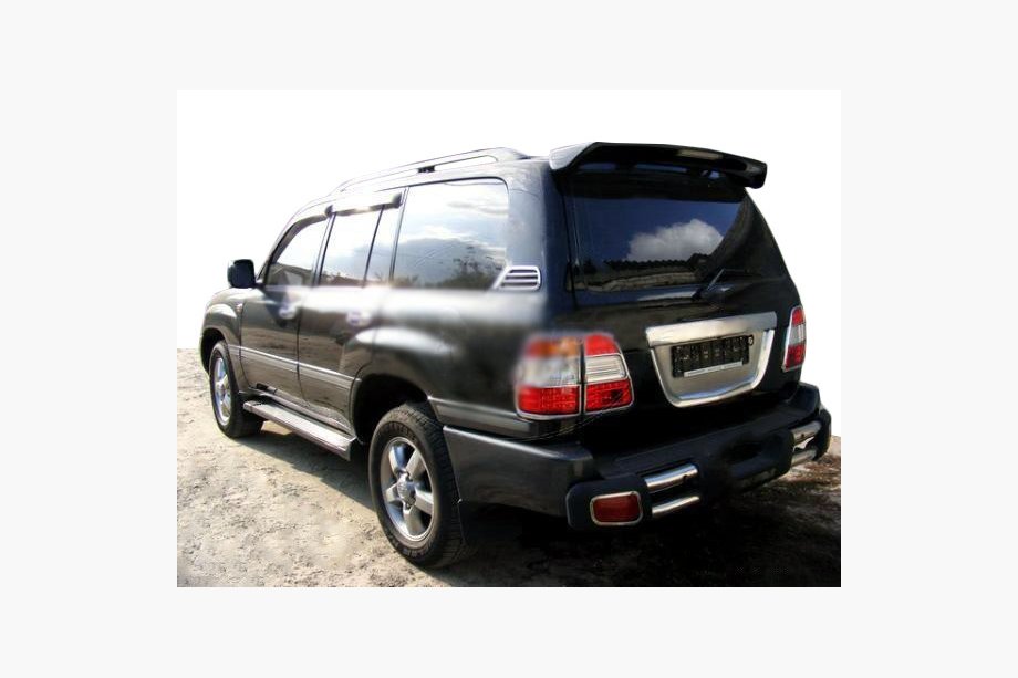 Toyota Land Cruiser 100 1998–2007 Zadnja kromirana obroba okoli registrske tablice (plastika) Image