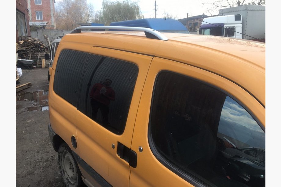 Citroen Berlingo 1996–2008 Strešne vzdolžne letve Skyport (mat siva) Fotografija 3