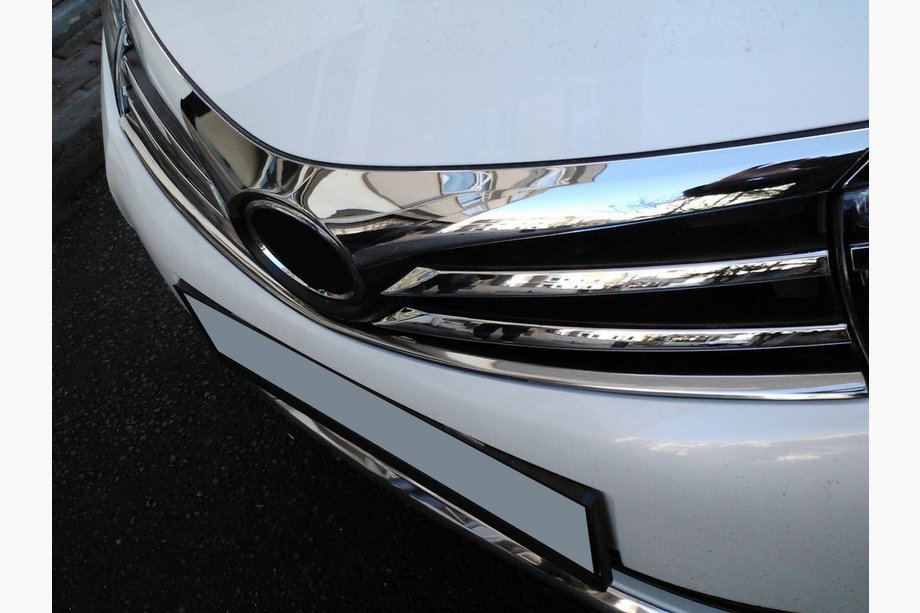 Toyota Corolla 2013–2019 Okrasna letev za masko hladilnika (spodnja, 2013-2016, nerjaveče jeklo) Image