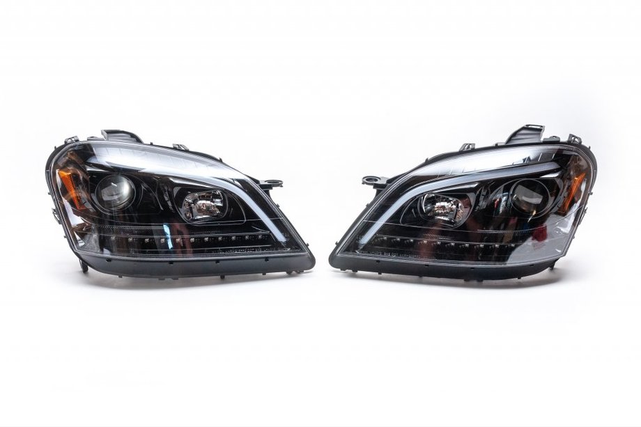 Mercedes ML W164 2005–2011 Sprednji žarometi z LED elementom (2005-2008, 2 kosa, temni) Fotografija 1