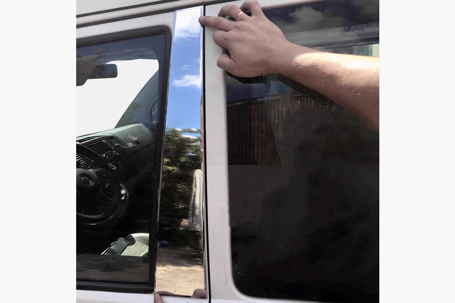 Volkswagen T5 2010–2015 Znižano! Kromirane obloge stebričkov (leva stran) Image