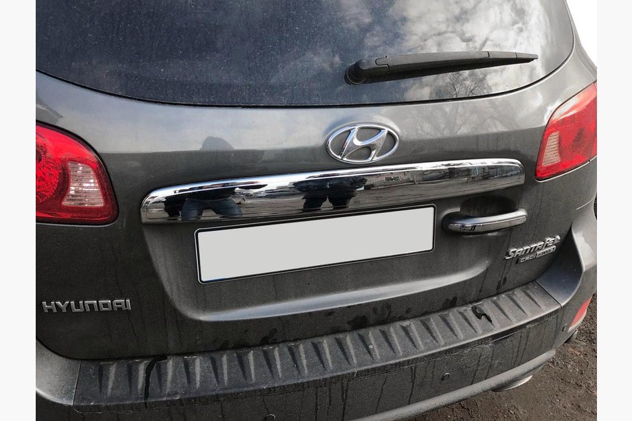 Hyundai Santa Fe 2 2006–2012 Letvica nad registrsko tablico (nerjavno jeklo) Image