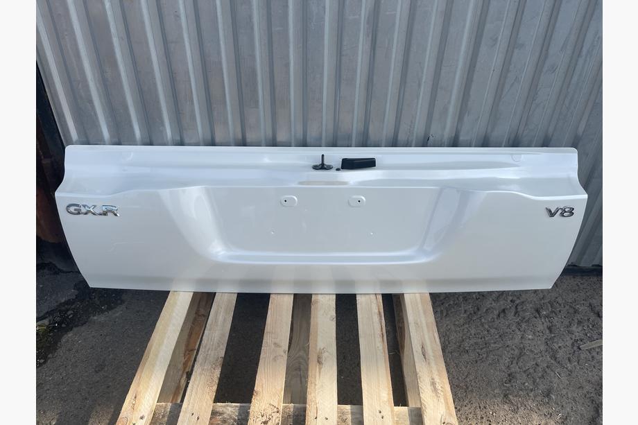 Toyota Land Cruiser 200 2007–2021 Spodnji del prtljažnih vrat 2016+ bela (rabljeno, original) Image