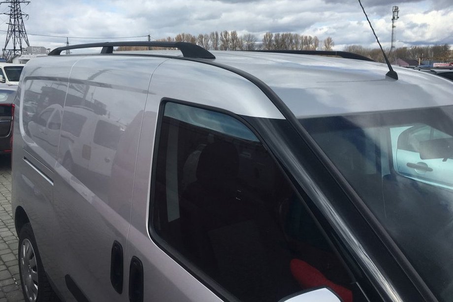 Fiat Doblo II 2010–2022 črne strešne letve Standardna, plastične noge Image