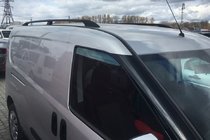 Fiat Doblo II 2010–2022 črne strešne letve Standardna, plastične noge fotografija 1