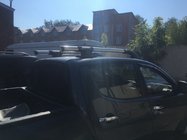 Mitsubishi L200 2006–2015 Črni strešni vzdolžni nosilci s prečniki fotografija 4