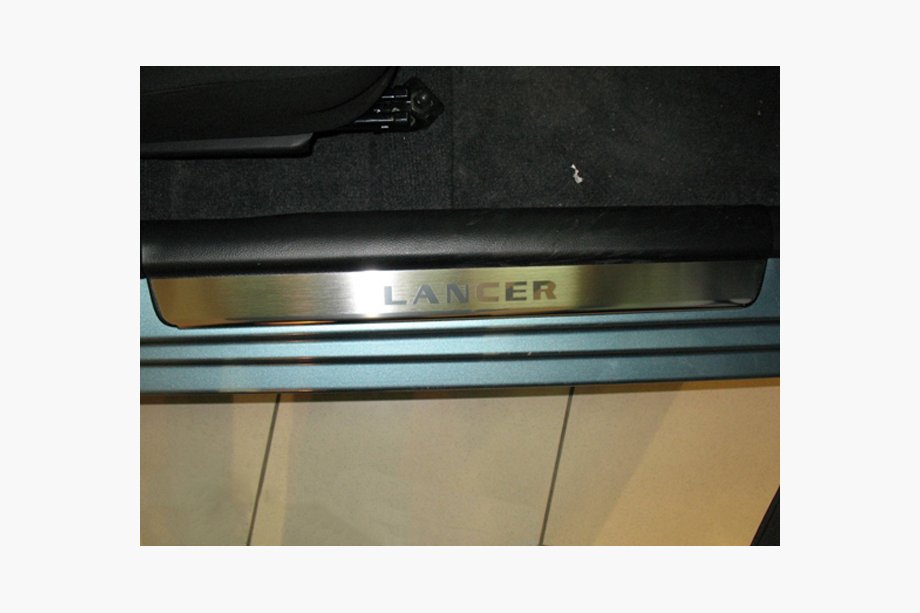 Mitsubishi Lancer 9 2004–2008 Nerjaveče letve pragov Nataniko (4 kosi) Nataniko Premium zaščitne letve pragov (4 kosi, nerjavno jeklo) Image