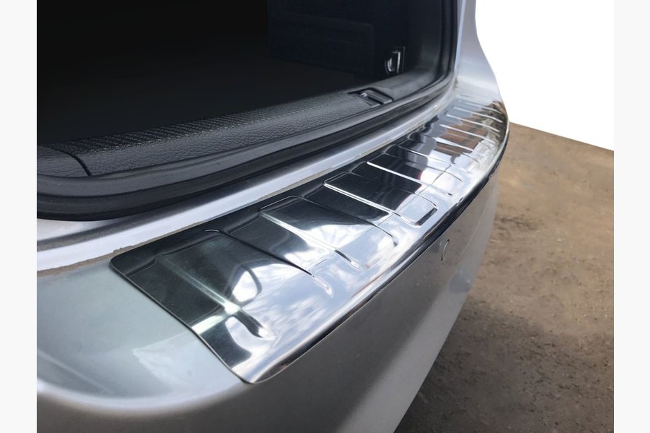 Volkswagen Passat B7 2012–2015 Nerjaveča zaščitna letev zadnjega odbijača Carmos (SW) Fotografija 1