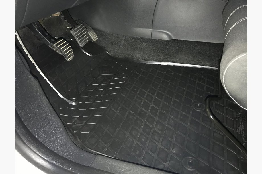 Renault Megane III 2009–2016 Gumijasti tepihi za potniški prostor (4 kosi, Stingray Premium) Image