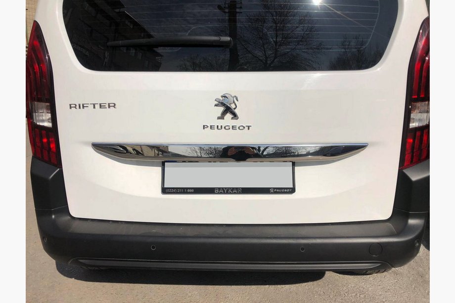 Peugeot Partner/Rifter 2019– Nerjaveč letvica nad registrsko tablico Image