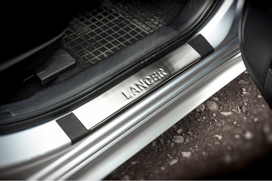 Mitsubishi Lancer X 2008– Kromirane zaščitne ploščice pragov (OMSA, 4 kosi, nerjaveče jeklo) Fotografija 2