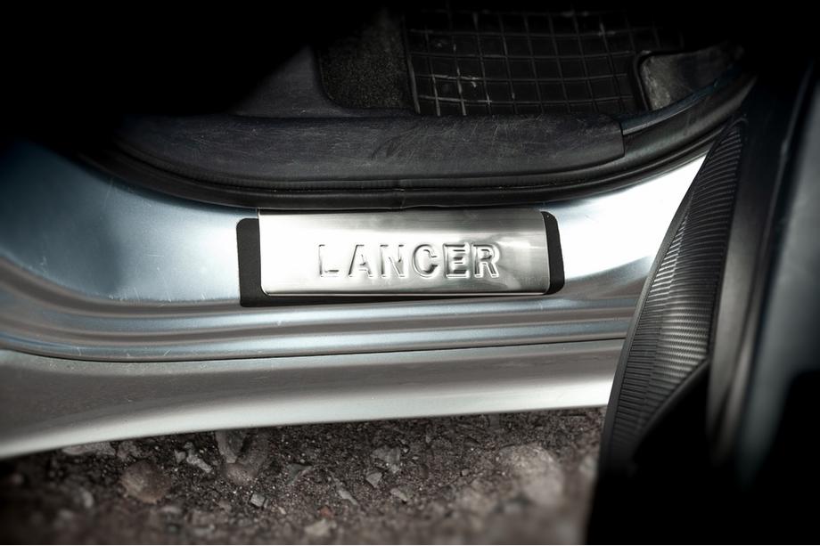 Mitsubishi Lancer X 2008– Kromirane zaščitne ploščice pragov (OMSA, 4 kosi, nerjaveče jeklo) Fotografija 3