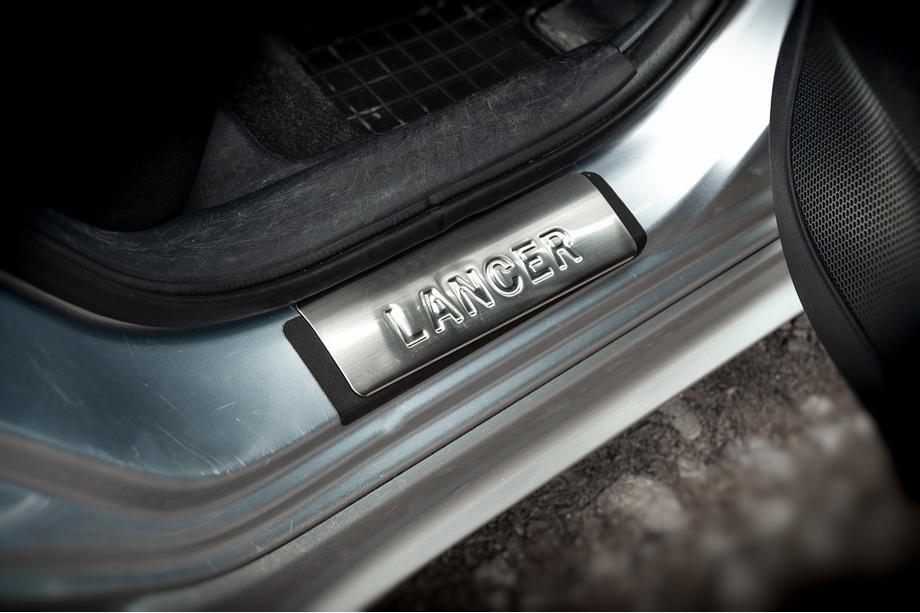 Mitsubishi Lancer X 2008– Kromirane zaščitne ploščice pragov (OMSA, 4 kosi, nerjaveče jeklo) Fotografija 4