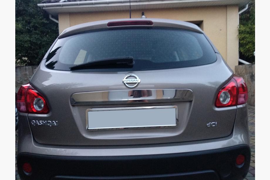 Nissan Qashqai 2007–2010 Okrasna letev nad registrsko tablico (nerjaveče jeklo) Brez gumba, Carmos – turško jeklo Image