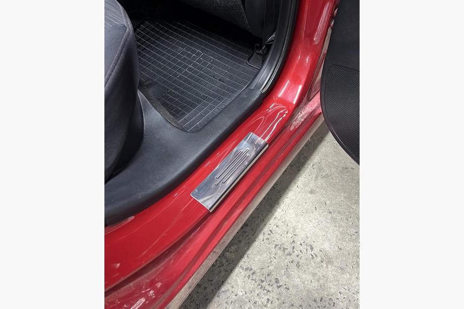 Hyundai Accent 2011–2017 Okrasne letve pragov Carmos Blue V2 (4 kosi, nerjavno jeklo) Fotografija 4