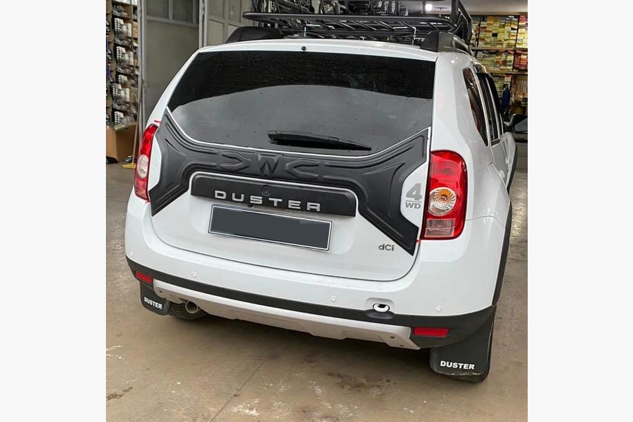 Dacia Duster 2008–2018 Plastična obloga pokrova prtljažnika Image