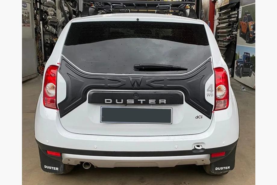 Renault Duster 2008–2017 Plastična obloga pokrova prtljažnika Image