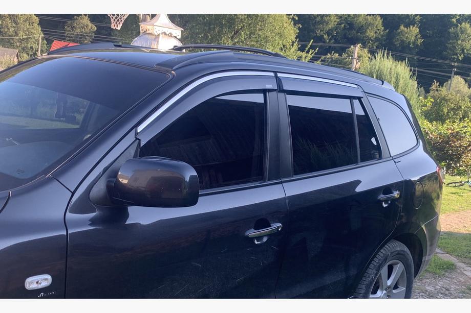 Hyundai Santa Fe 2 2006–2012 Vetrni deflektorji oken s kromirano letvico (4 kos, Niken) Image