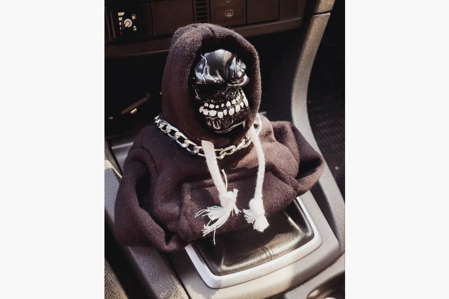 Manšeta prestavne ročice – hoodie (črna, bela vrvica) Fotografija 5