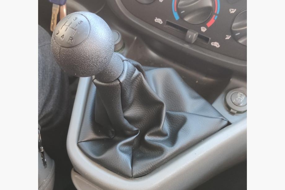 Fiat Doblo I 2005–2010 Fiat Doblo 2005-2010 gumb prestavne ročice in manšeta OEM 735424356 (črna) Fotografija 1