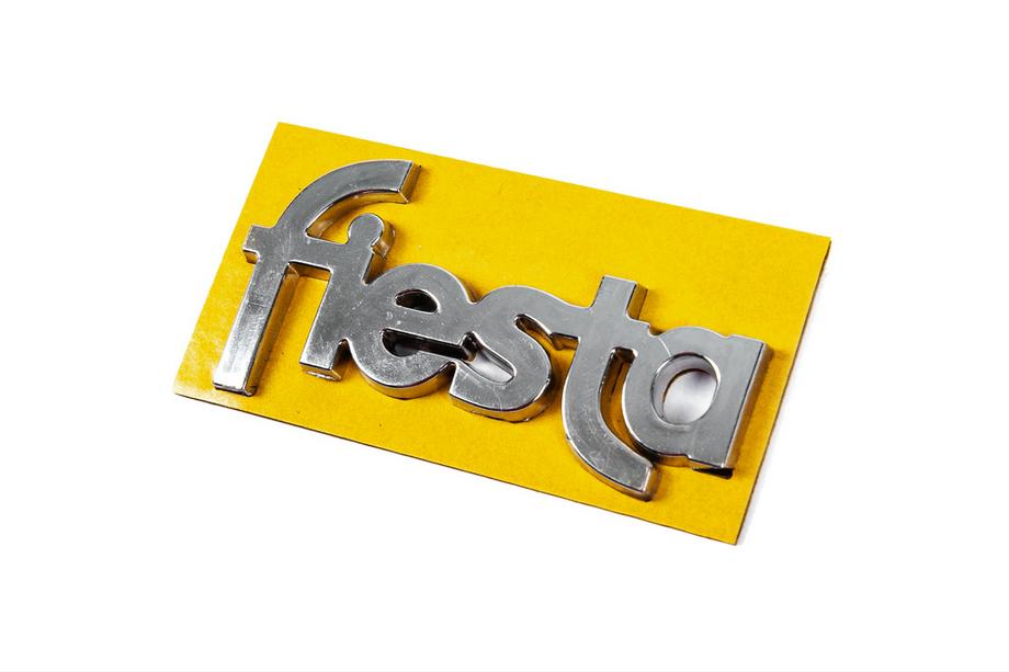 Ford Fiesta 1995–2001 Emblem z napisom Fiesta 8401a (69 x 35 mm, za vrata) Fotografija 2