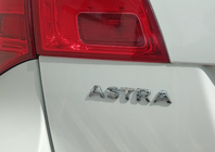 Opel Astra J 2009–2015 Napis Astra 5177042 (120 x 17 mm) fotografija 1