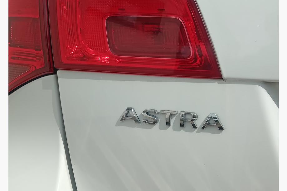 Opel Astra J 2009–2015 Napis Astra 5177042 (120 x 17 mm) Image