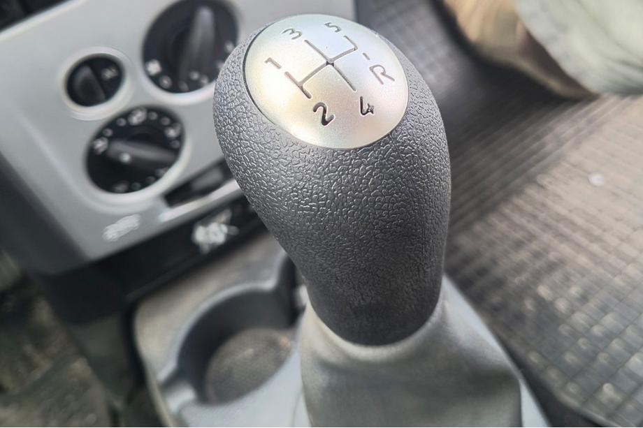 Renault Logan I 2005–2008 Gumb prestavne ročice 8200079112 (črn s kromom) Image