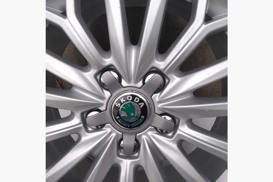 Skoda Nalepke za sredinske pokrovčke platišč 56 mm J1009 (4 kos) Image