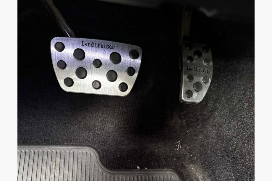 Toyota Land Cruiser 200 2007–2021 Prekrivne obloge za pedala 2016+ (komplet) Image