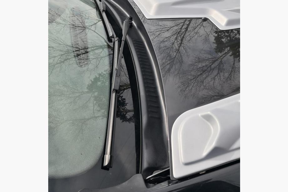 Dacia Duster 2008–2018 Pokrov žleba pod vetrobranskim steklom (ABS) Fotografija 2