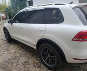 Volkswagen Touareg 2010–2018 Vetrni deflektorji za okna s kromirano letvico (4 kosi, Niken) fotografija 1